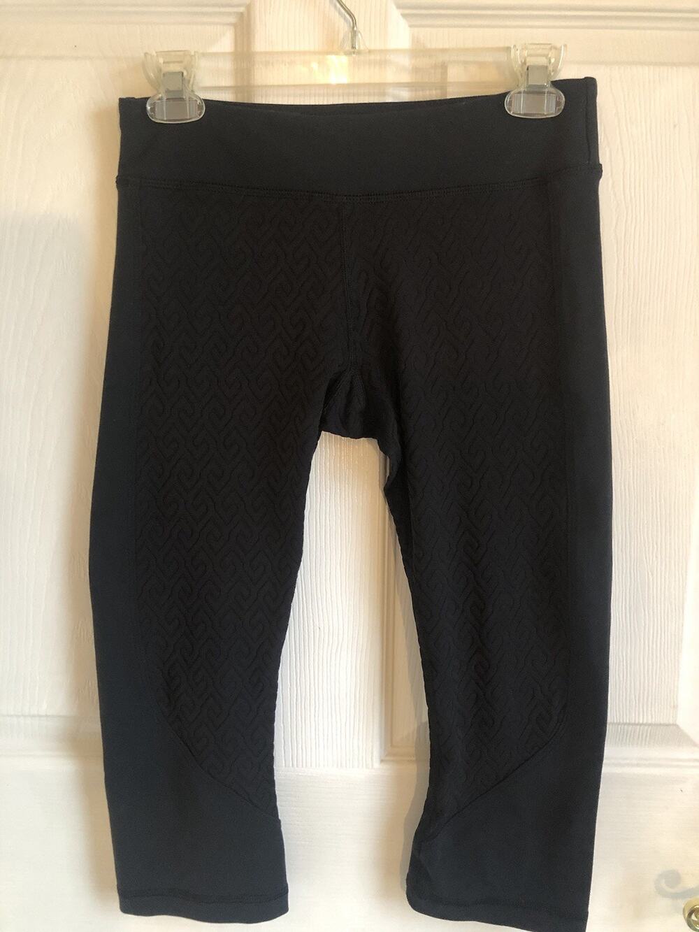 Trina Turk crop leggings M yoga pilates gym Burn out patterned style embossed
